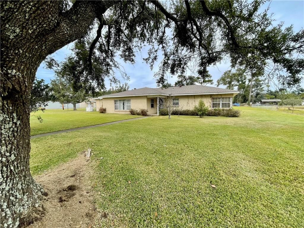 Property Photo:  1400 E Burton Street E  LA 70663 