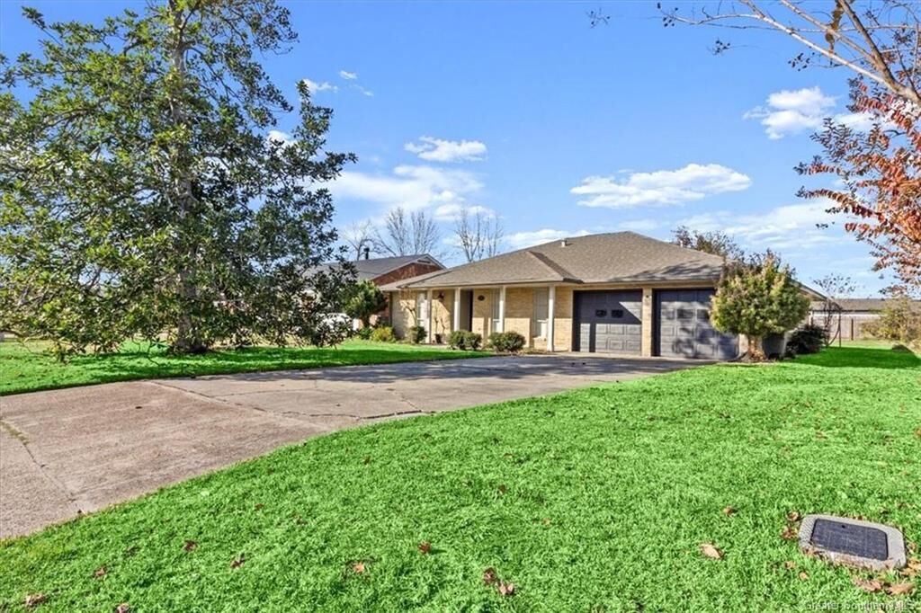 Property Photo: 1618 Whispering Woods Drive LA 70605
