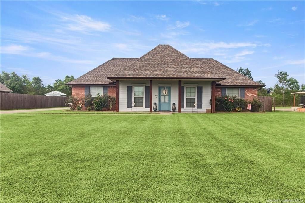 Property Photo: 901 E 2nd Street E LA 70647