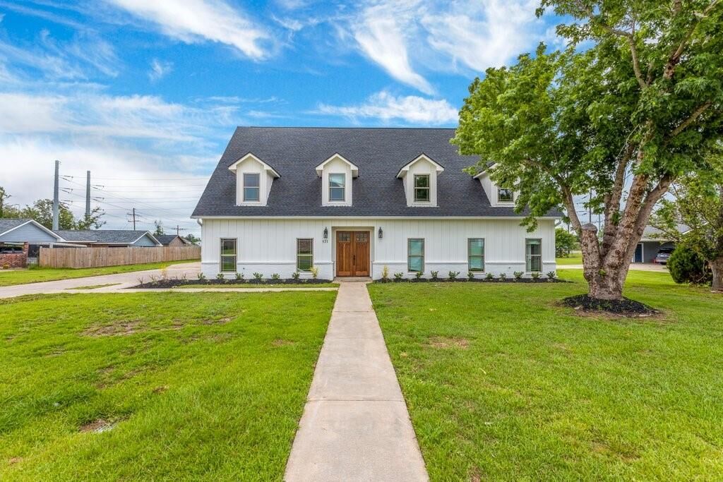 Property Photo:  521 S Lake Court S  LA 70605 