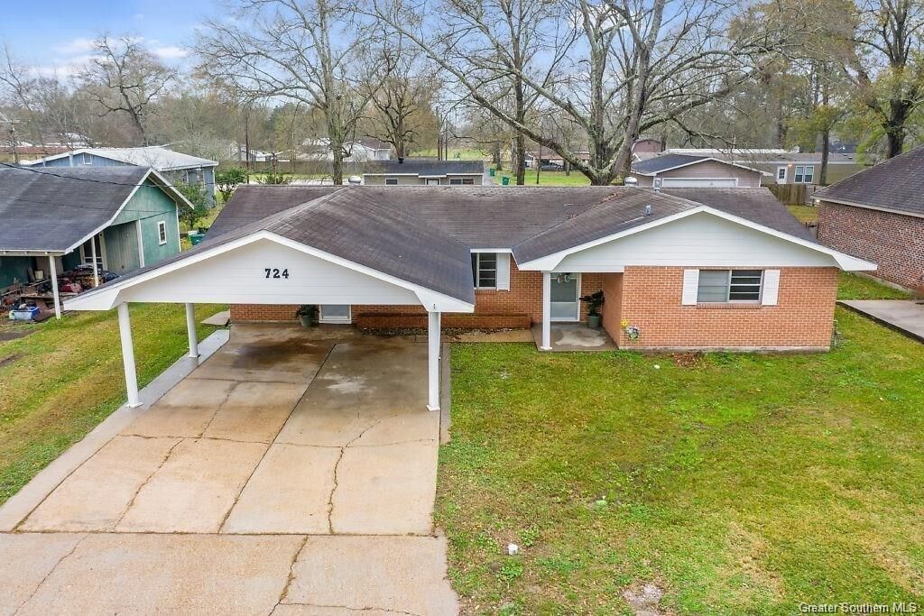 Property Photo: 724 E Lyons Street E LA 70663