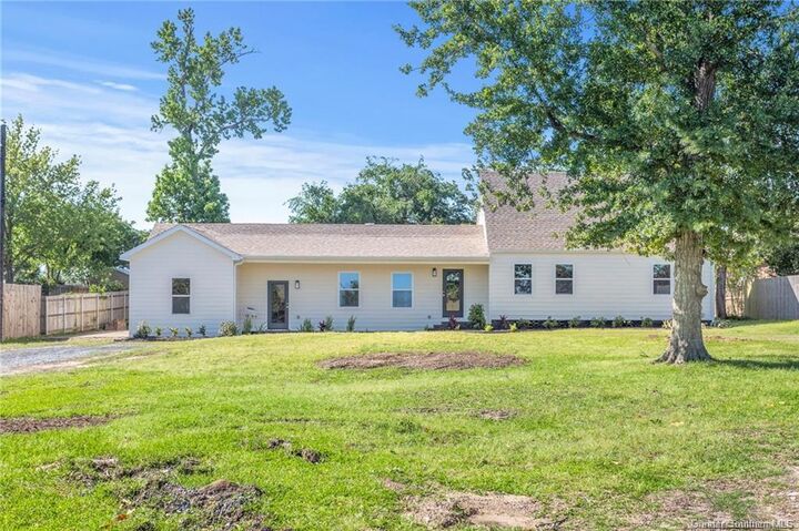 Property Photo: 709 W Lagrange Street W LA 70605