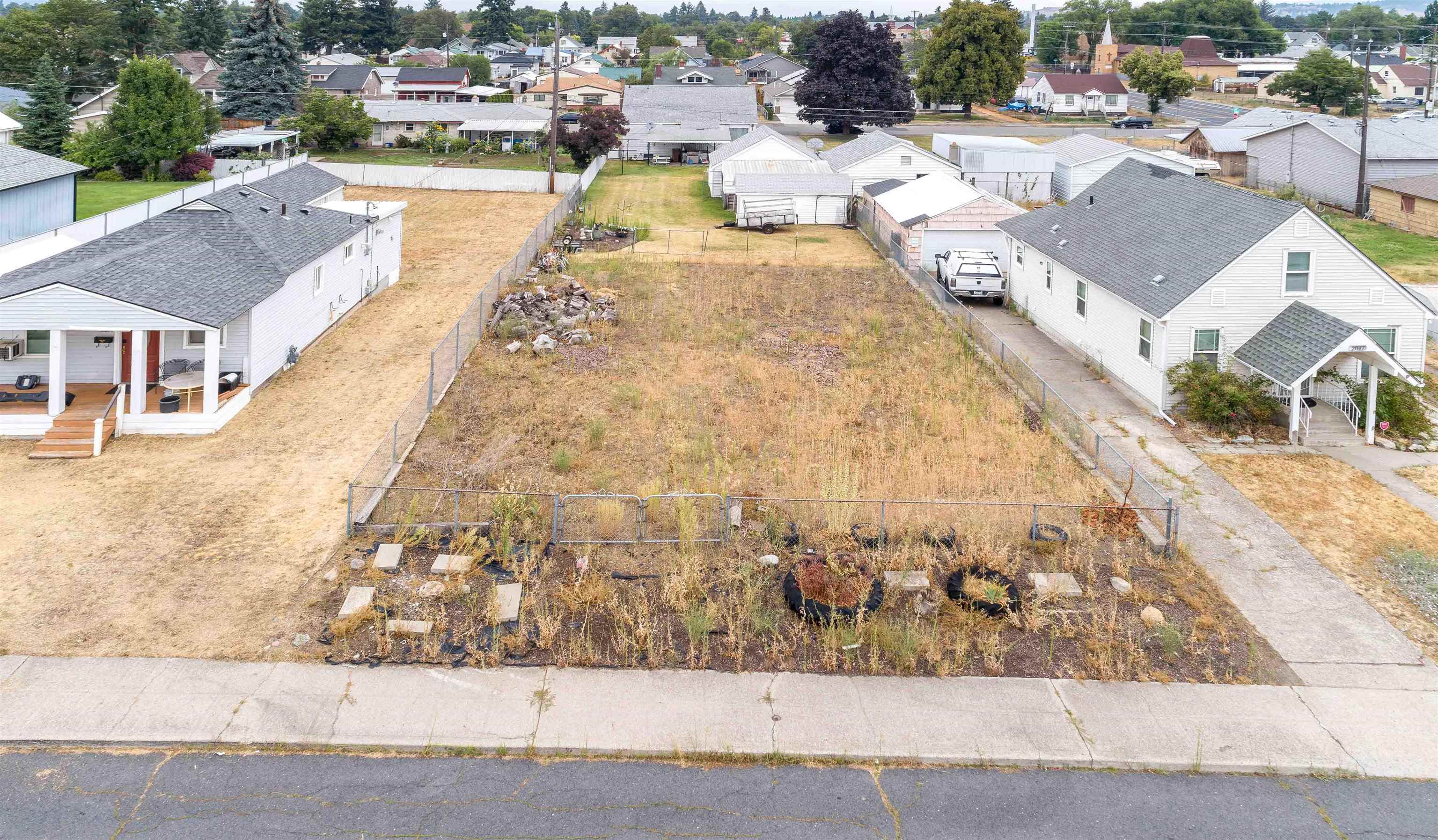 Property Photo:  2011 E Longfellow Ave  WA 99207 