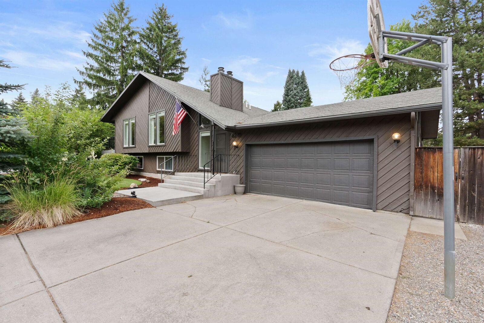 Property Photo: 6210 S Paula Ct WA 99223