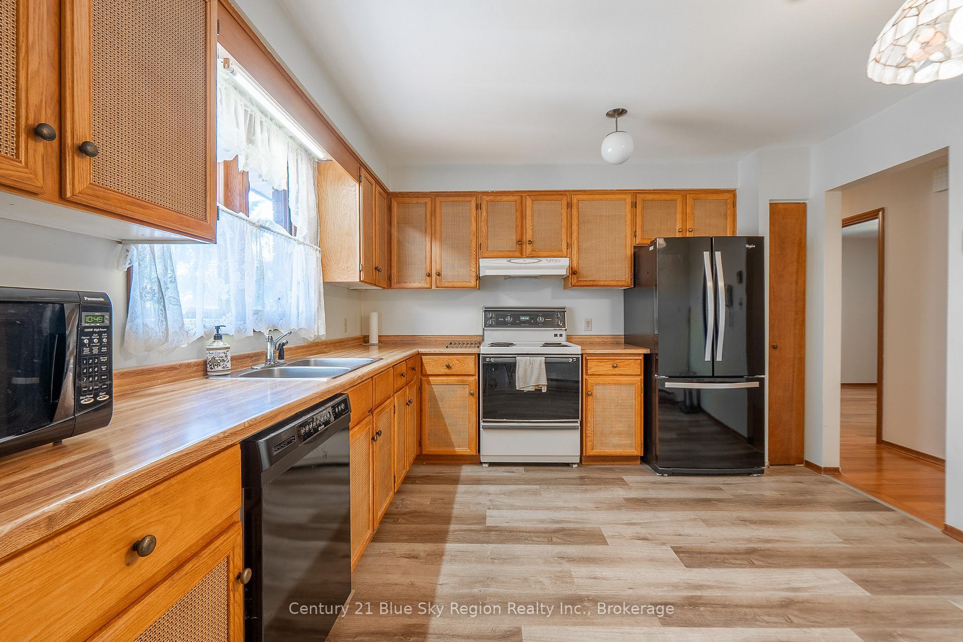 Photo de la propriété: 72 Eglee Avenue ON P1B 8Z7
