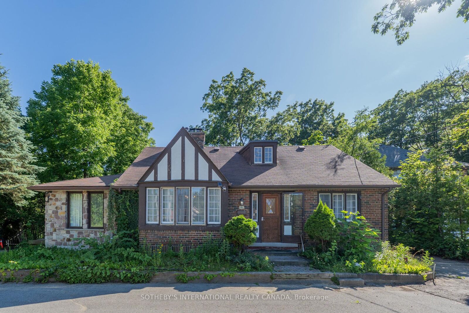 Property Photo: 1462 Hurontario Street ON L5G 3H4