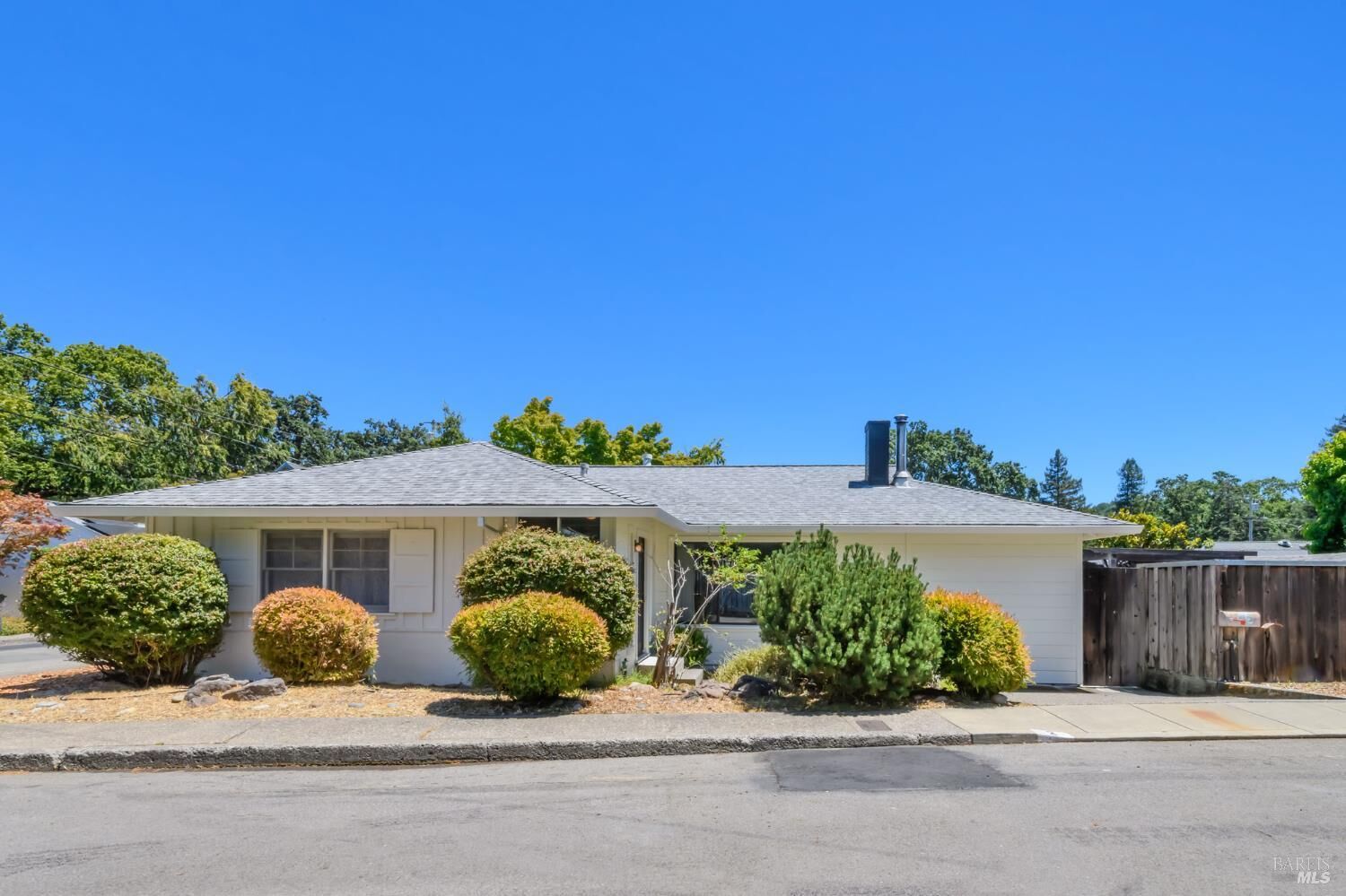 Property Photo: 2 Muriel Place CA 94930