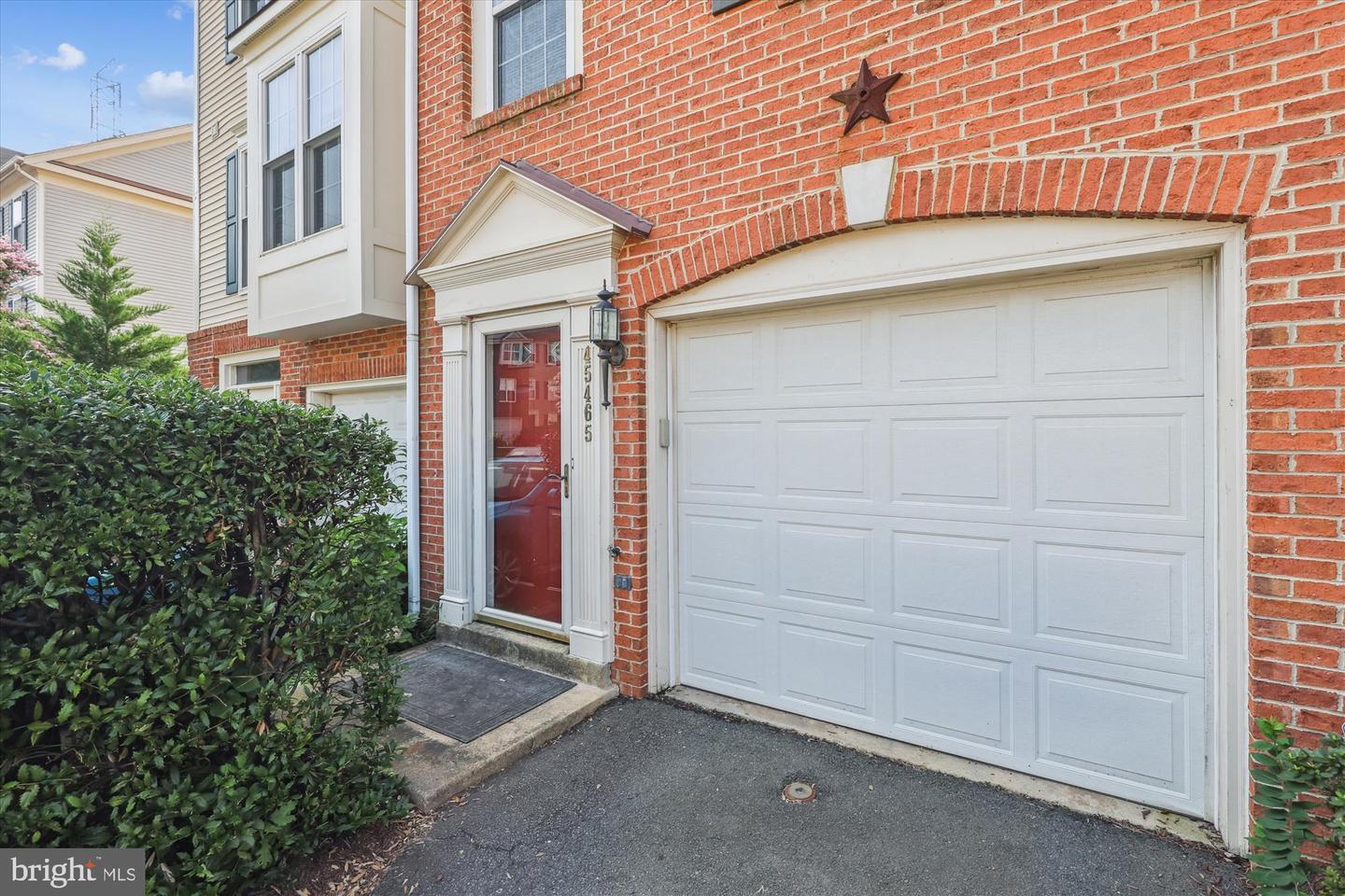 Property Photo: 45465 Bluemont Junction Square VA 20164