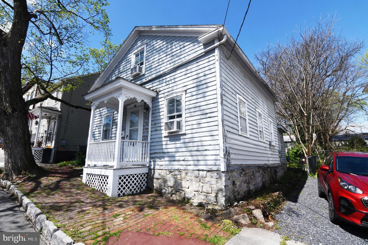 Property Photo: 122 E Monmouth Street VA 22601
