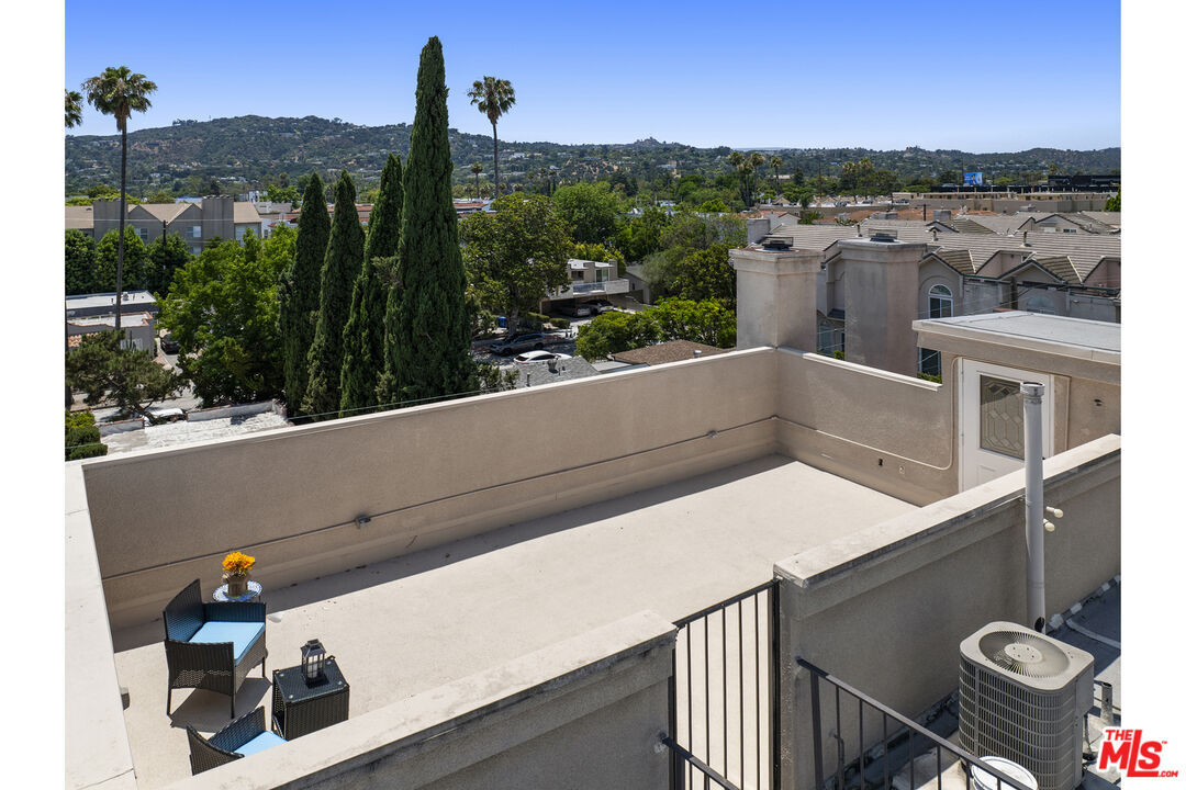 Property Photo:  10630 Moorpark St  CA 91602 