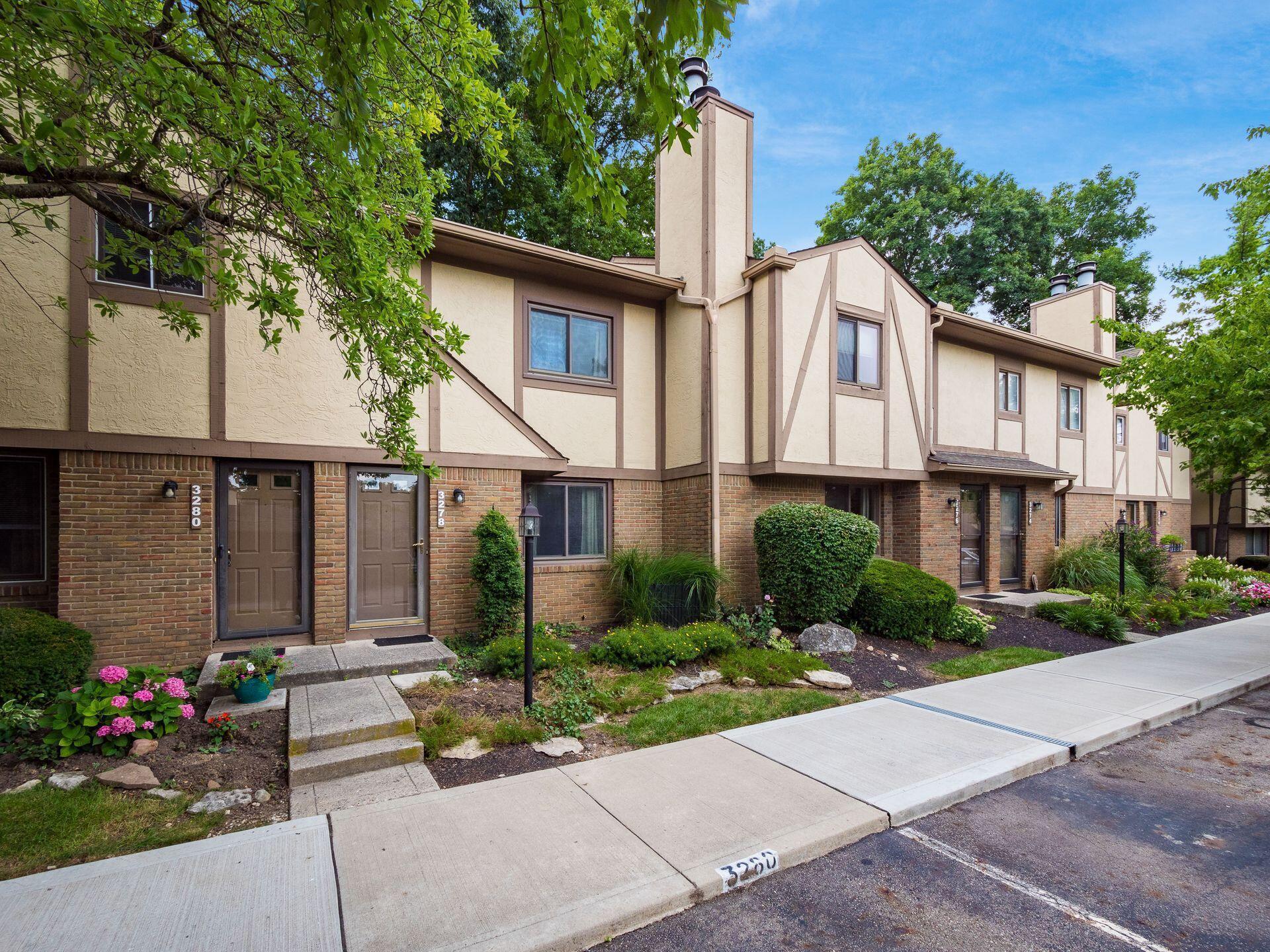 Property Photo: 3278 Brookview Way OH 43221
