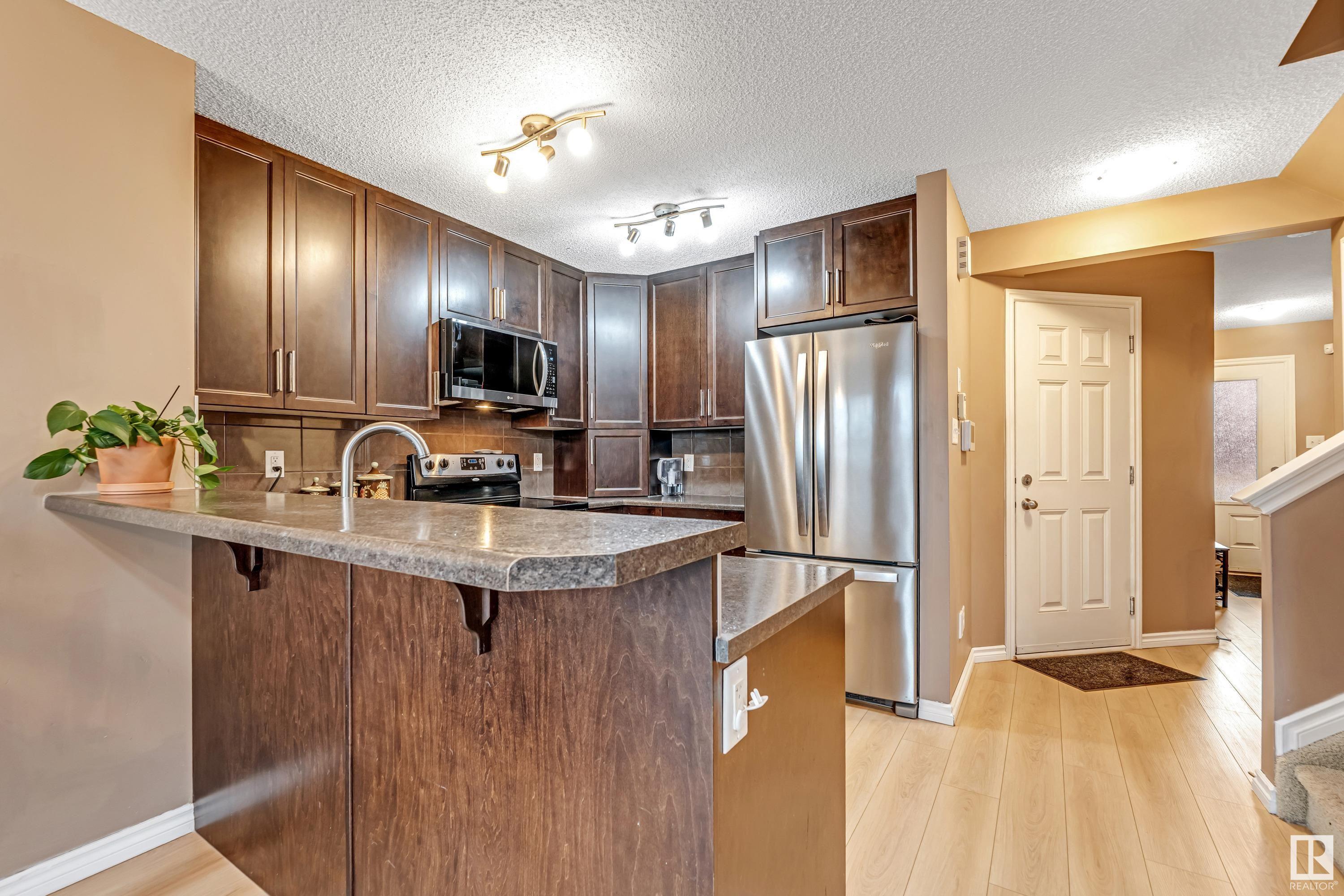 Photo de la propriété: 2845 18A Avenue NW AB T6T 0N8