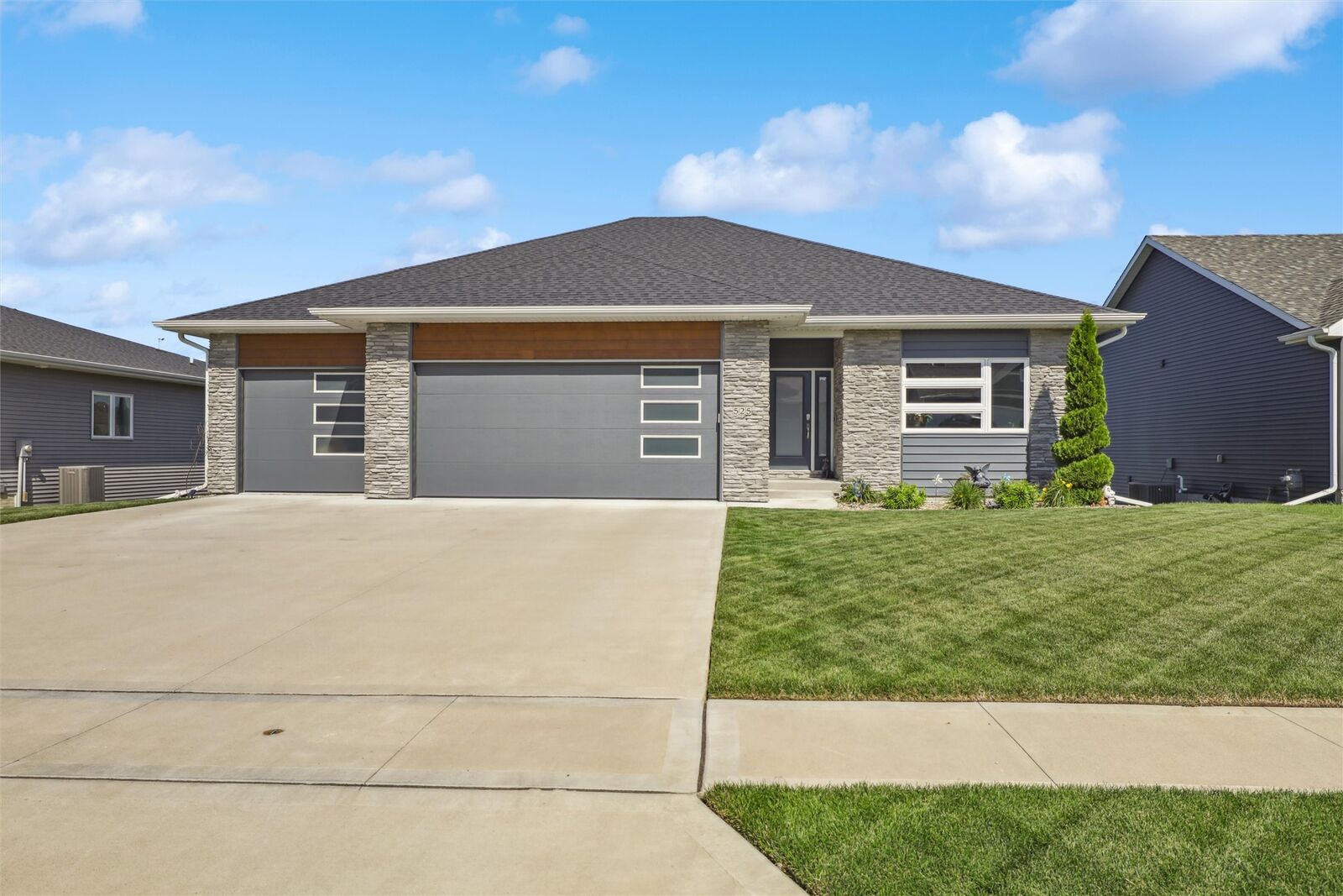 Property Photo:  525 NW Somerset Court  IA 50023 