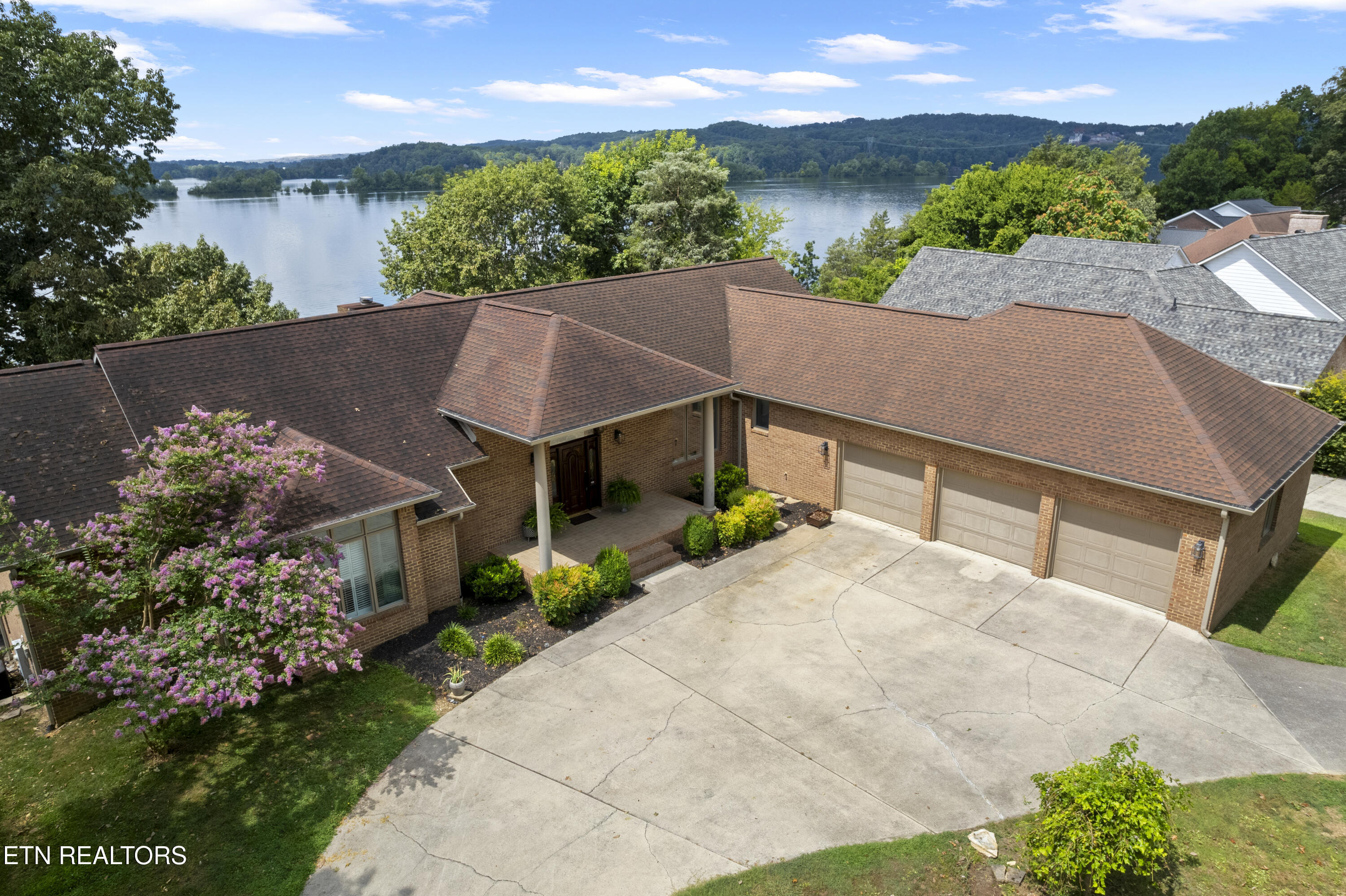 Property Photo: 201 High Pointe Village Way TN 37763