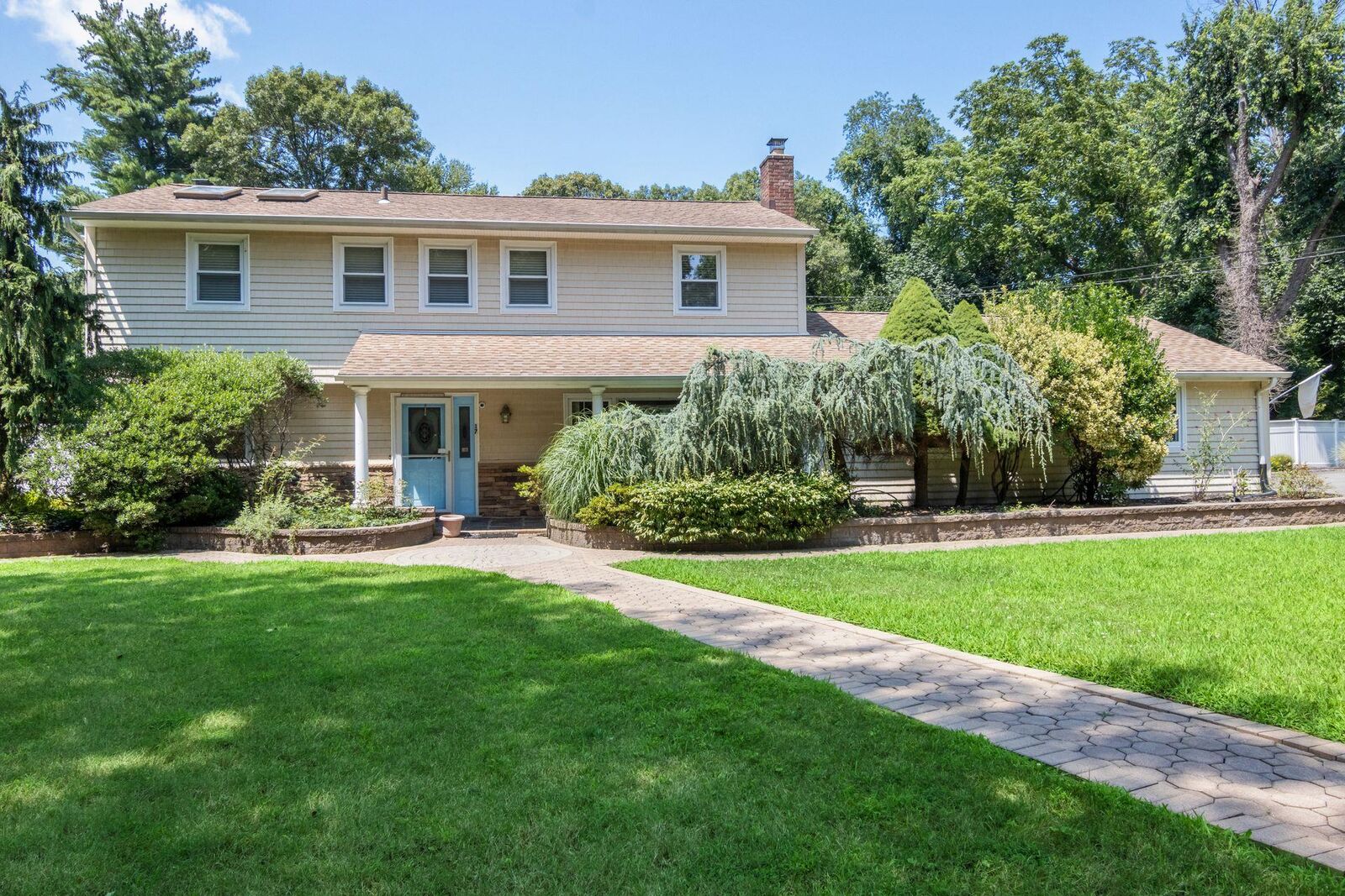Property Photo:  17 Andover Place  NY 11743 
