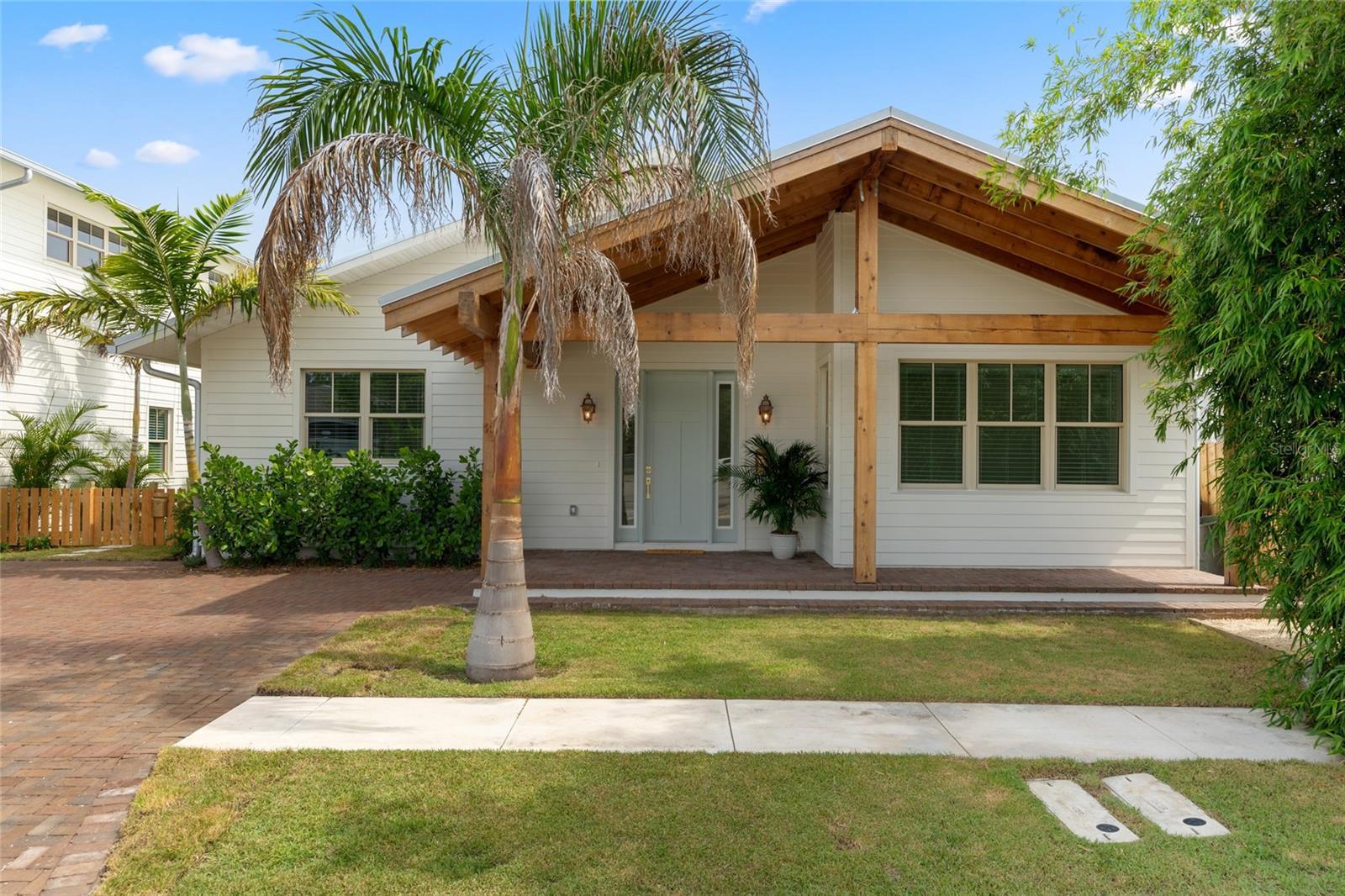 Property Photo: 1621 31st Avenue N FL 33713