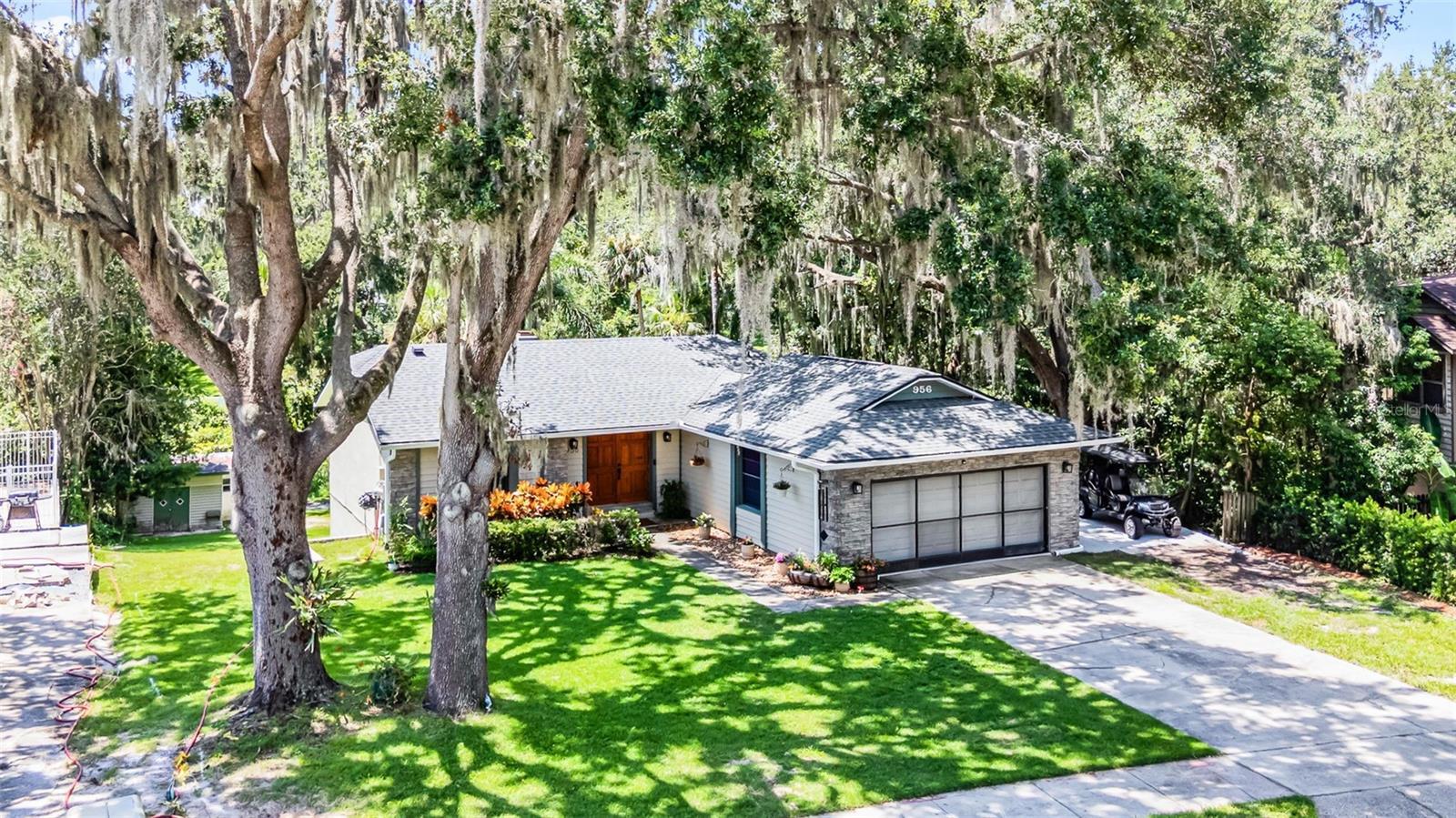 Property Photo:  956 Glenview Circle  FL 34787 