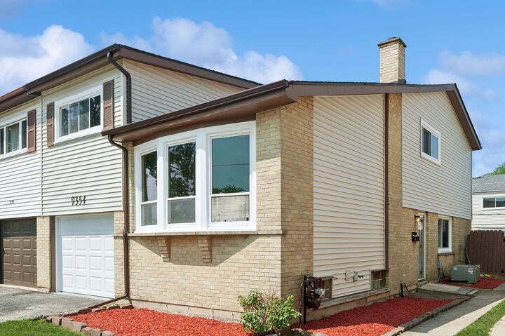 9354 Twin Oaks Lane  Des Plaines IL 60016 photo