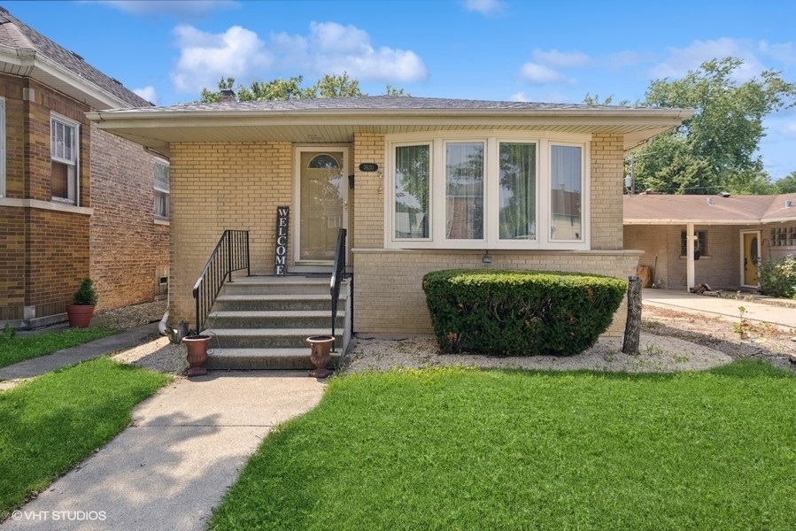 Property Photo:  3630 Maple Avenue  IL 60513 