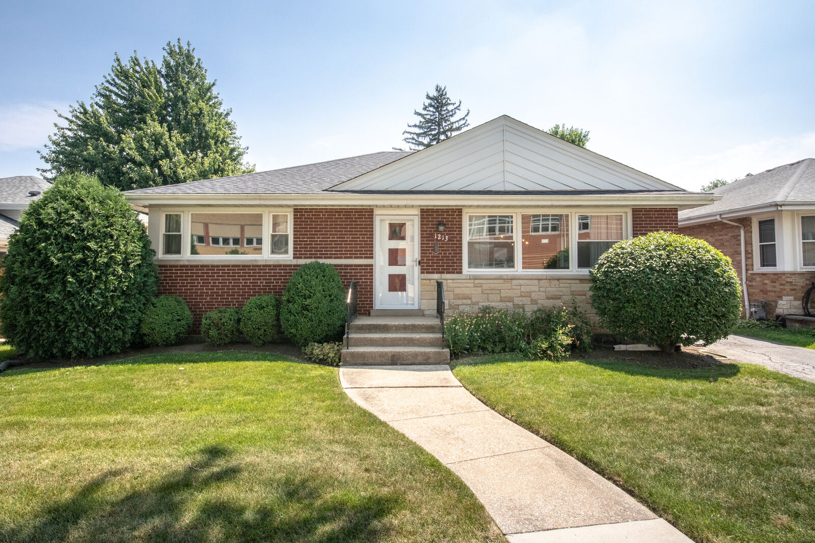 Property Photo:  1213 Raymond Avenue  IL 60526 