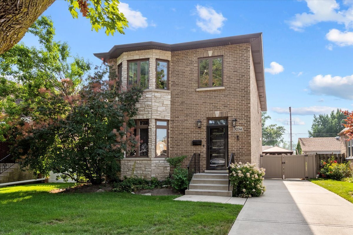 Property Photo:  3234 N Panama Avenue  IL 60634 