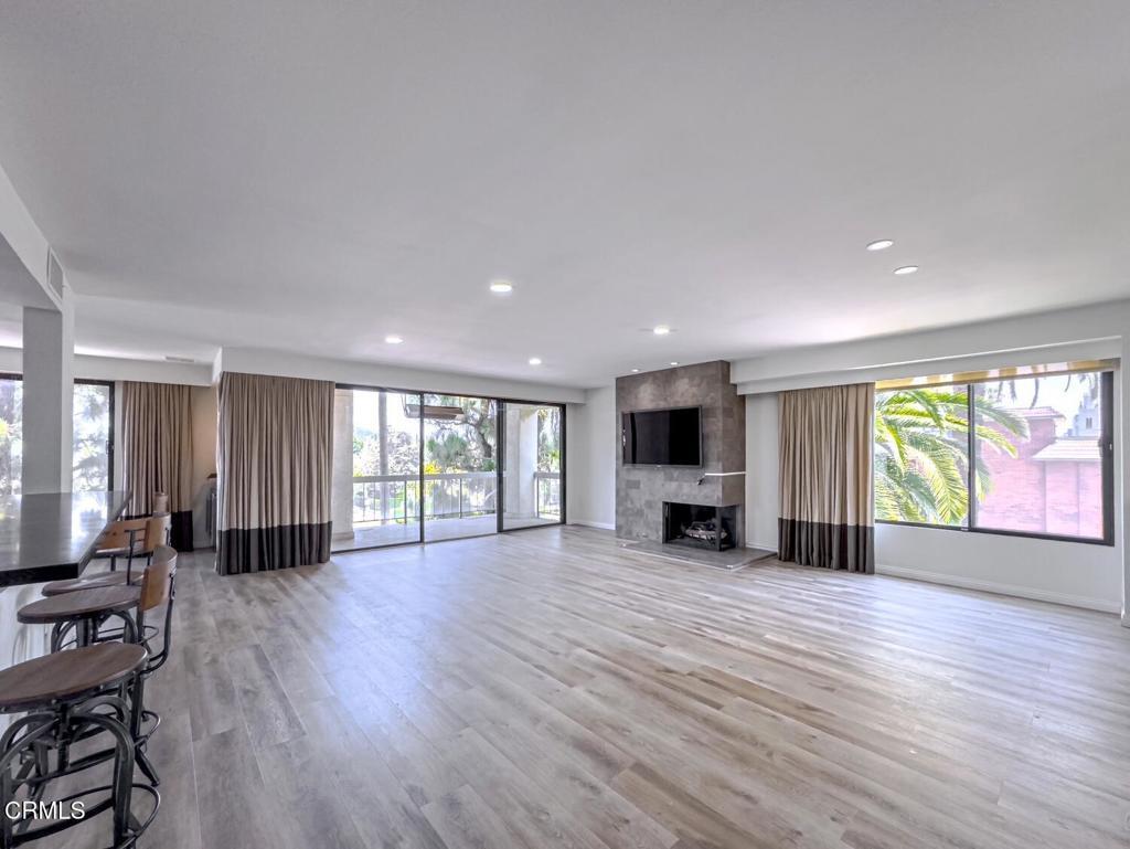 Property Photo:  4460 Wilshire Boulevard 406  CA 90010 
