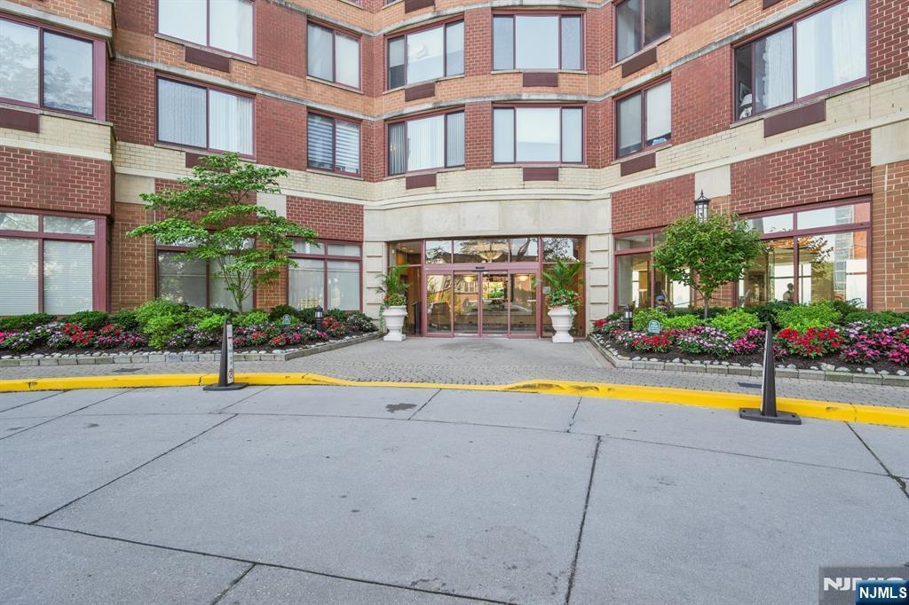 Property Photo:  100 Old Palisade Road L7  NJ 07024 