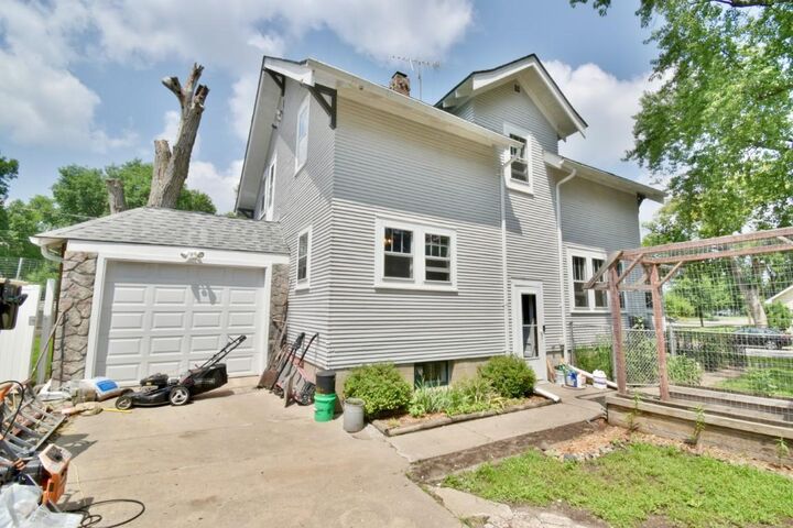 Property Photo:  927 8th Avenue N  MN 56303 