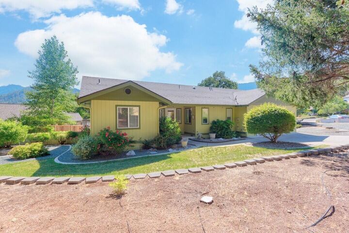 Property Photo: 429 Robbins Avenue OR 97537