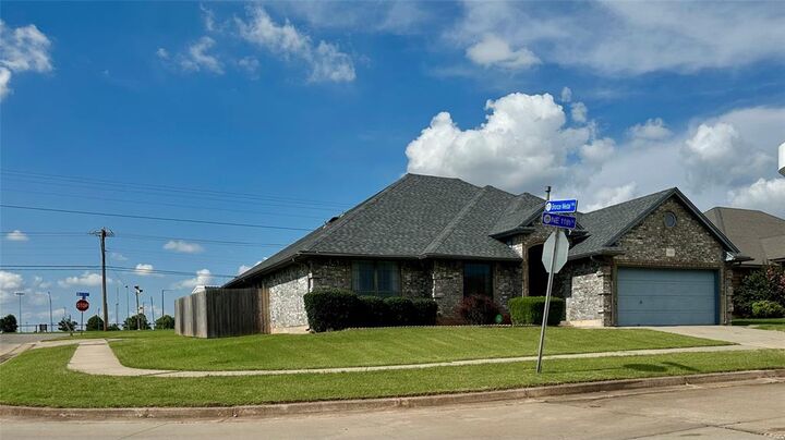 Property Photo:  1401 NE 11th Street  OK 73160 