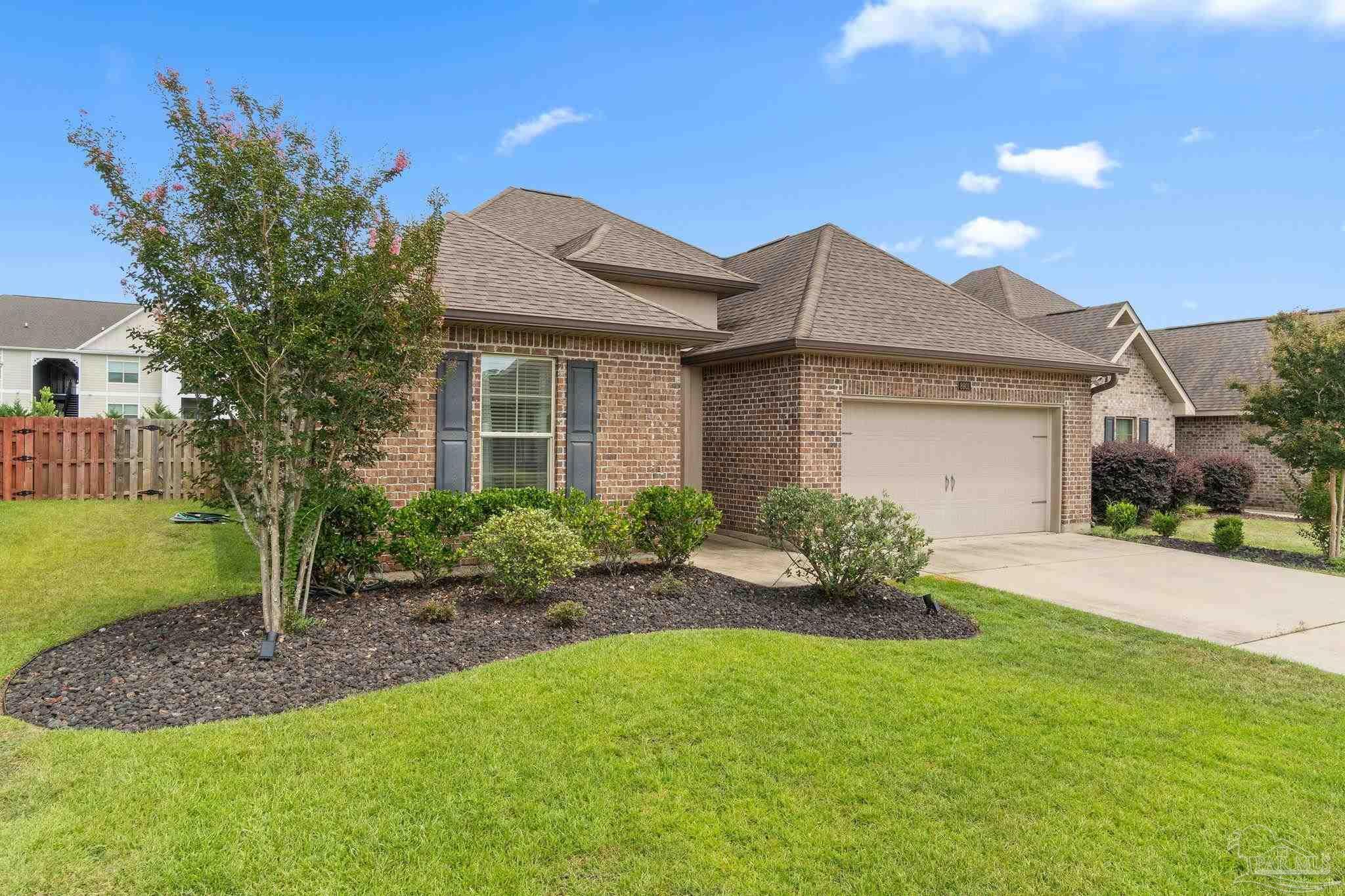 Property Photo: 8901 Bellawood Cir FL 32514