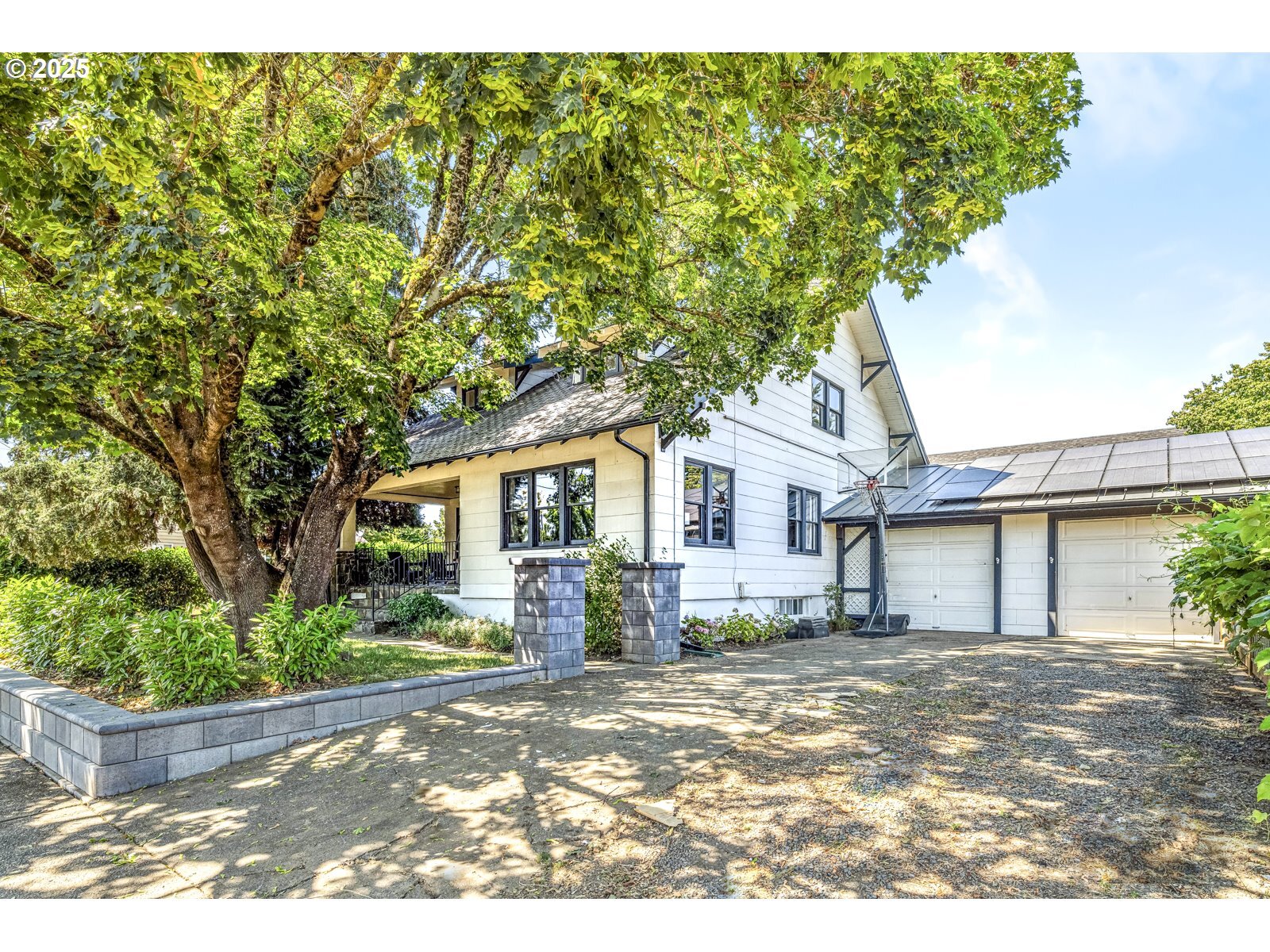 Property Photo: 5135 N Cecelia St OR 97203