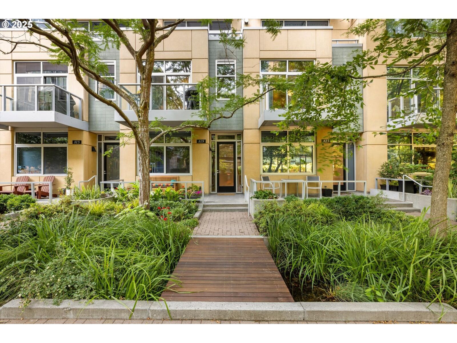 Property Photo: 819 S Pennoyer St OR 97239