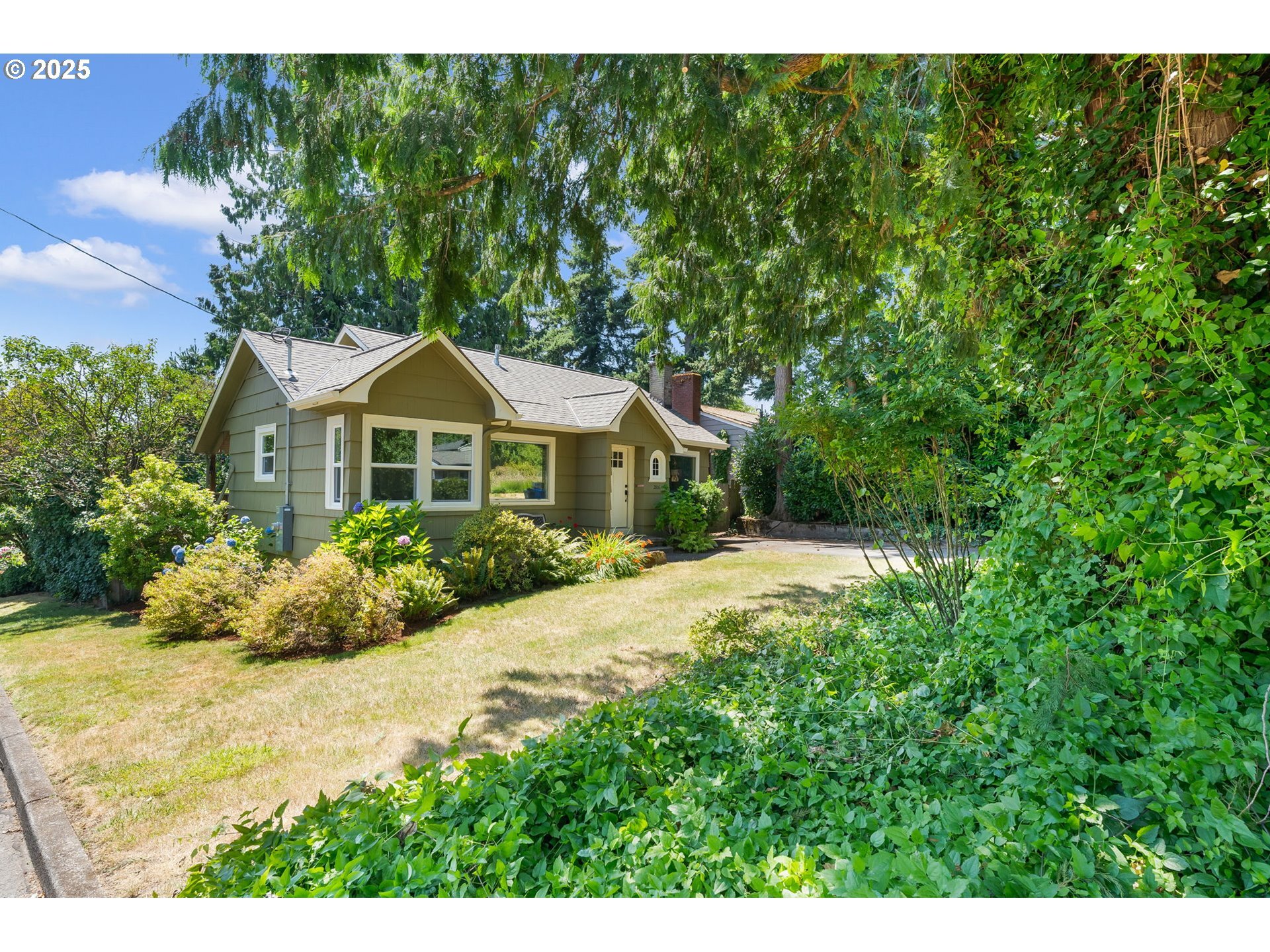 Property Photo: 2806 SW Nevada Ct OR 97219