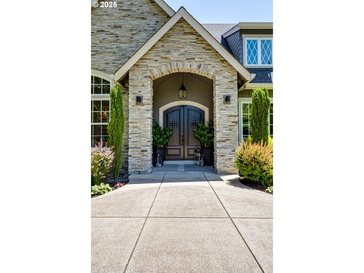 Property Photo: 3944 Los Altos Ln OR 97405