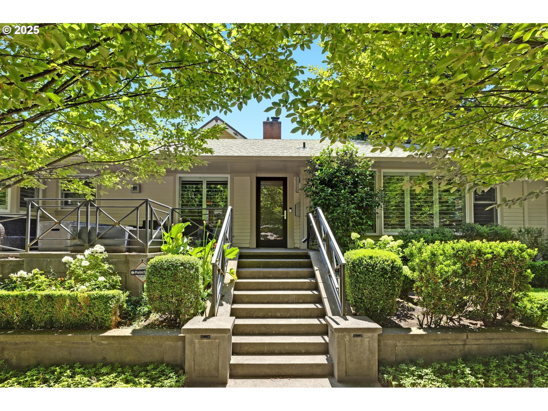 Property Photo:  2324 NE Thompson St  OR 97212 