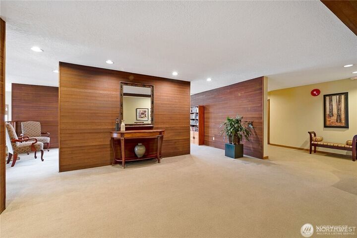 Property Photo:  1070  5th Avenue S 406  WA 98020 