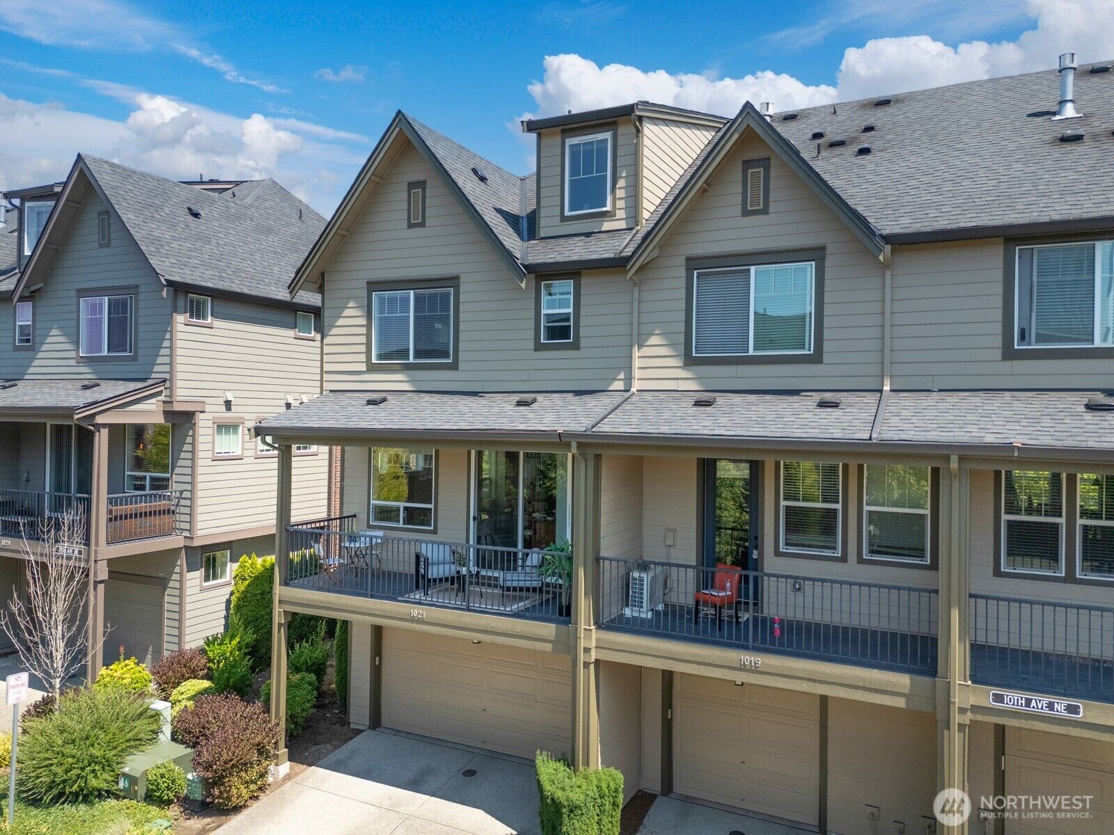 Property Photo:  1021  10th Avenue NE  WA 98029 