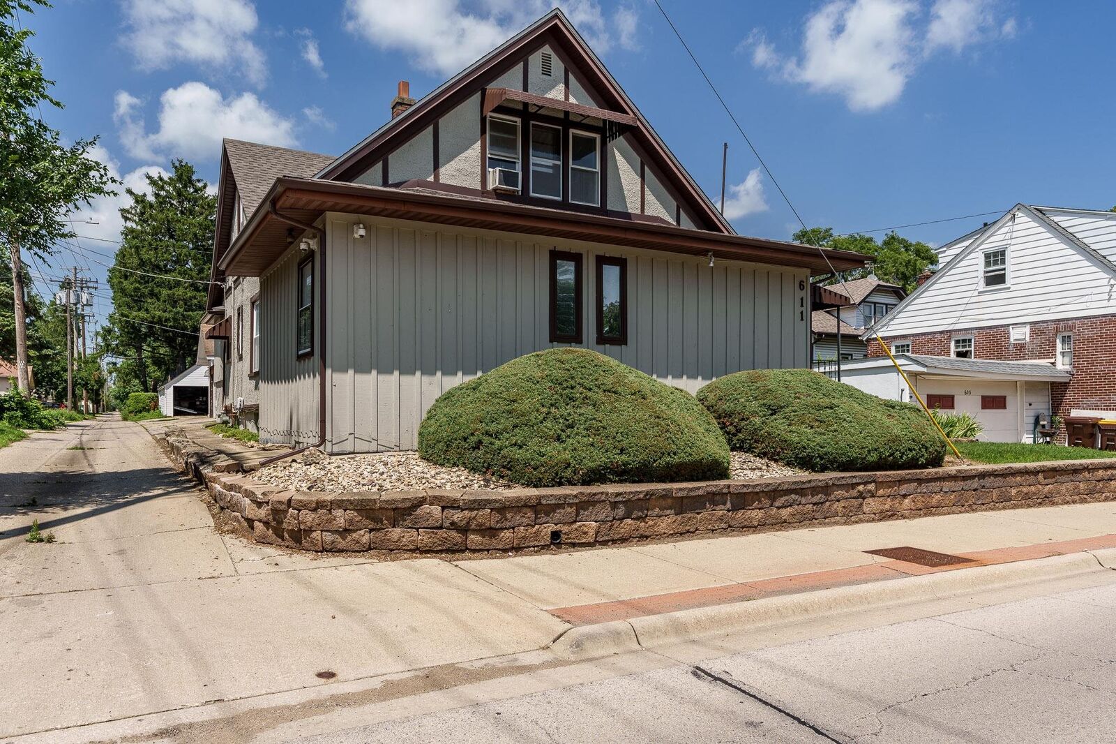 Property Photo:  611 Auburn Street  IL 61103 