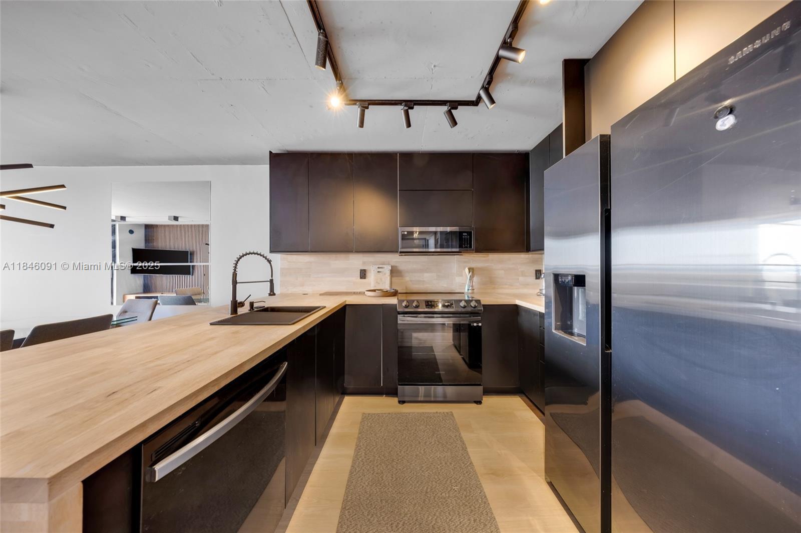 Property Photo: 13499 Biscayne Blvd 1514 FL 33181