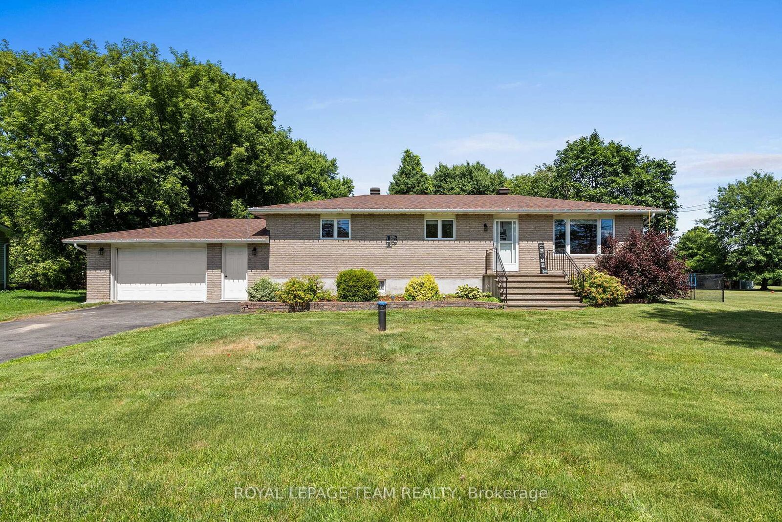 Property Photo: 29 Elizabeth Street ON K0E 1T1