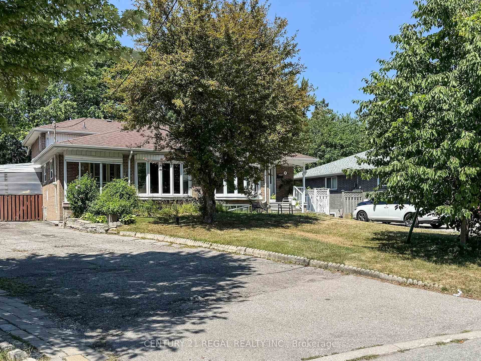 Photo de la propriété: 94 Billington Crescent ON M3A 2G6