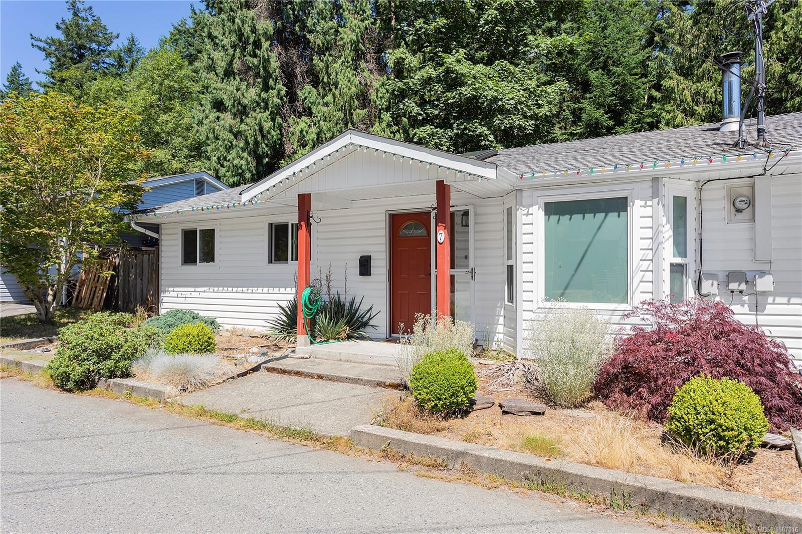 Property Photo:  4604 Hammond Bay Rd 7  BC V9T 5B1 