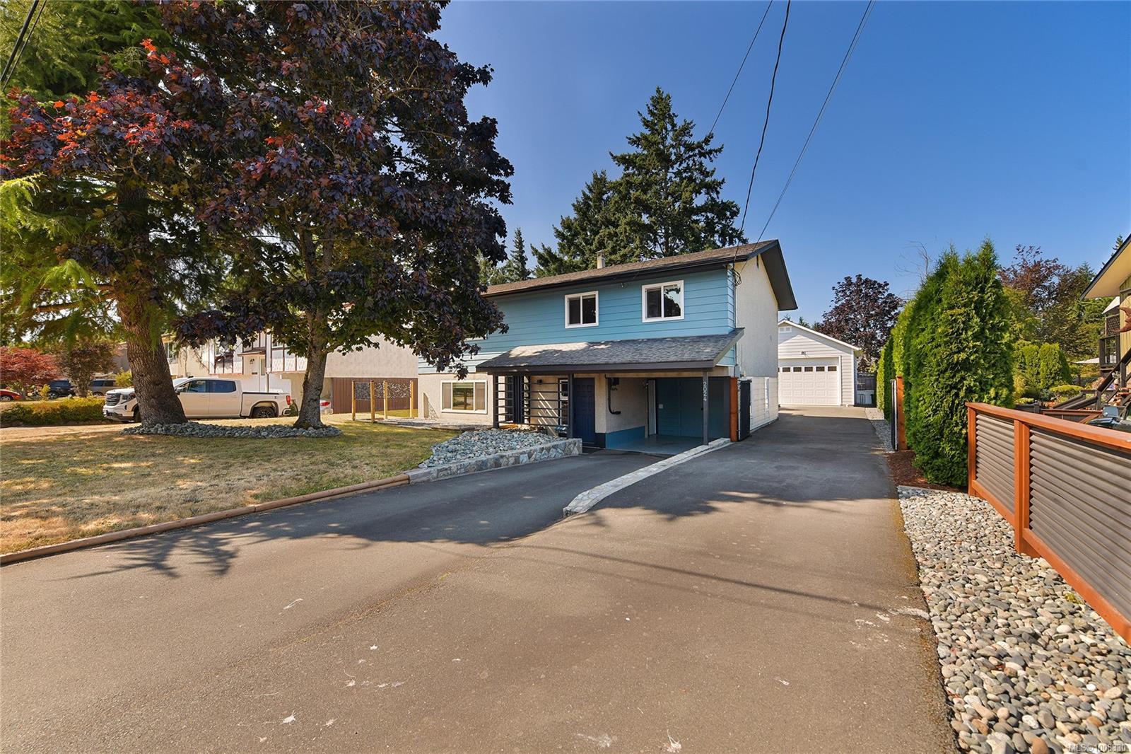 Photo de la propriété:  2024 Ardwell Ave  BC V8L 2L4 