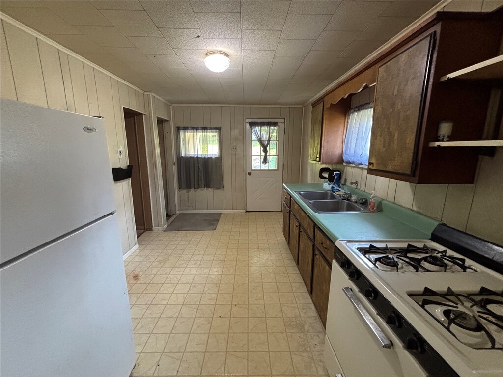 Property Photo:  1735 Arnold St  PA 15068 