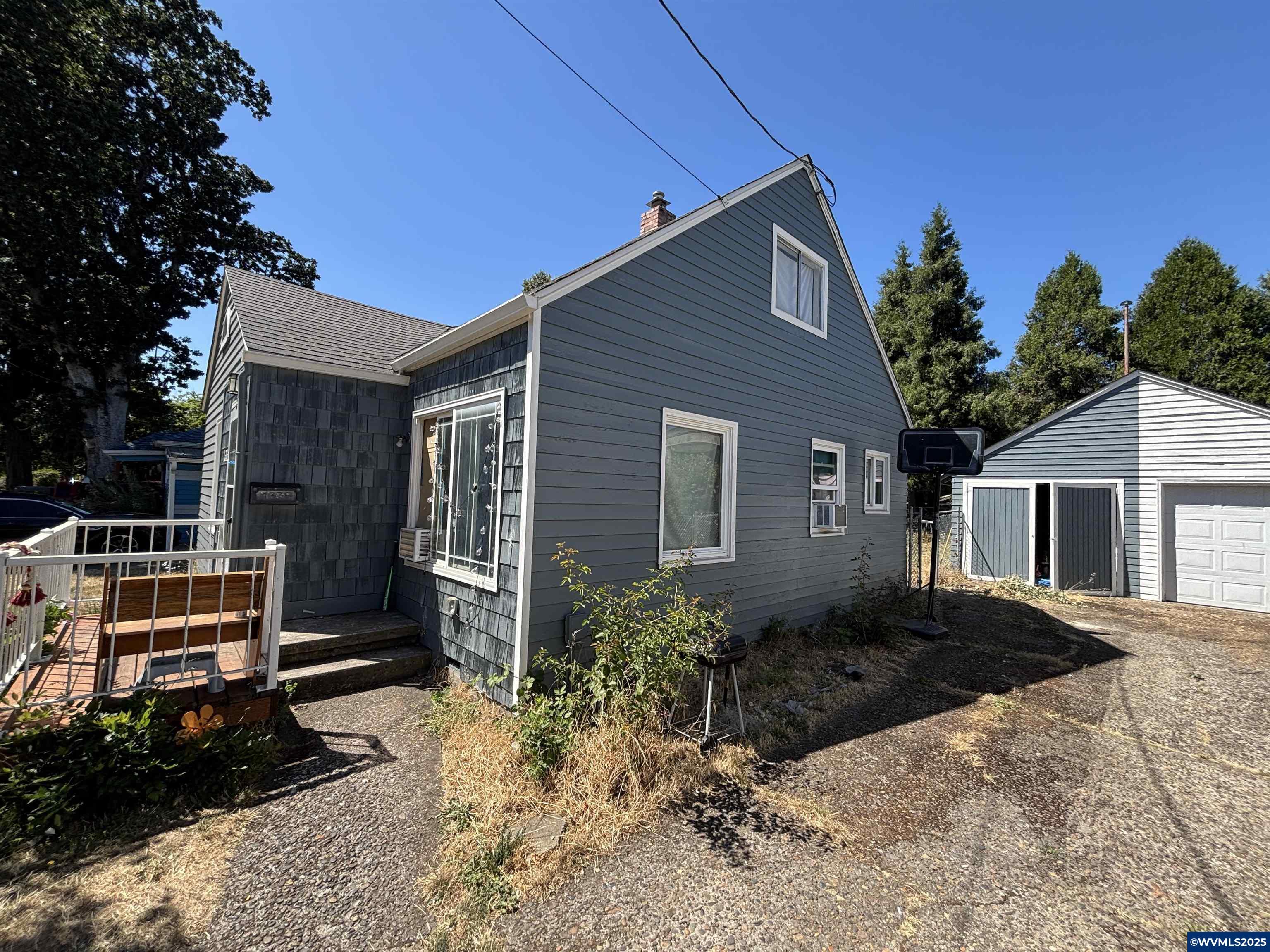 Property Photo: 1335 Lee St SE OR 97302