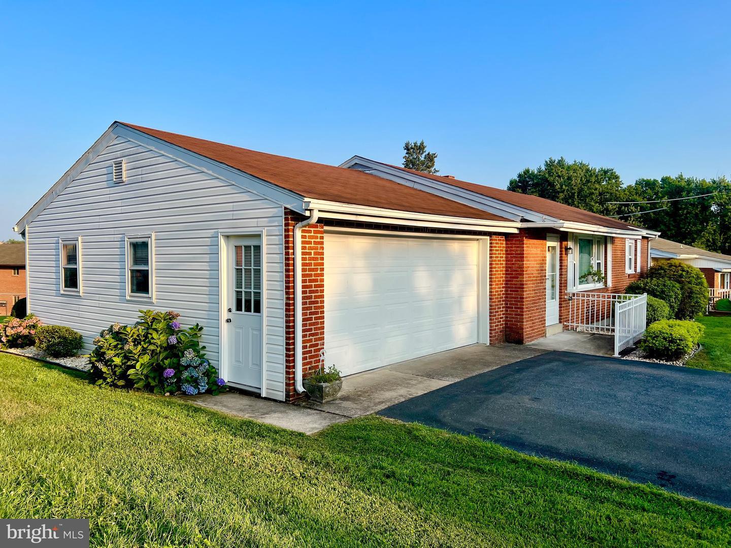 Property Photo: 1091 Acri Drive PA 17111