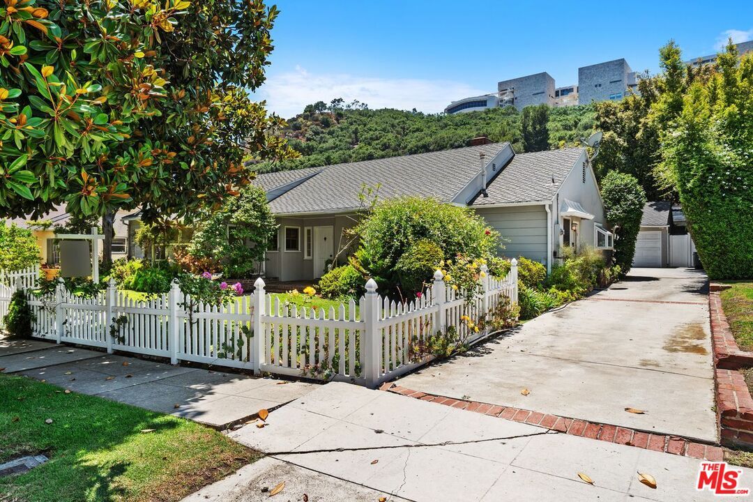 Property Photo: 11782 Bellagio Rd CA 90049