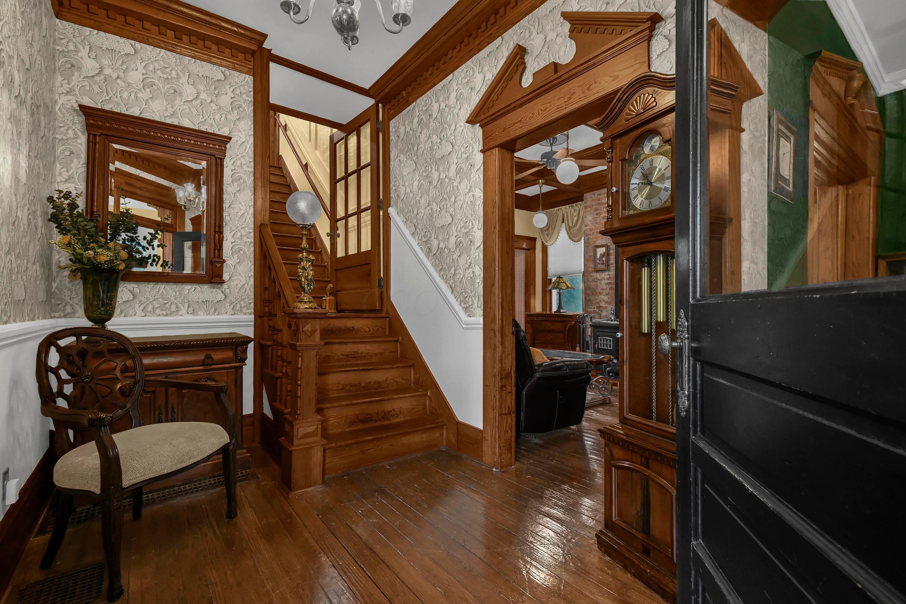 Property Photo: 118 Oak Street OH 43105