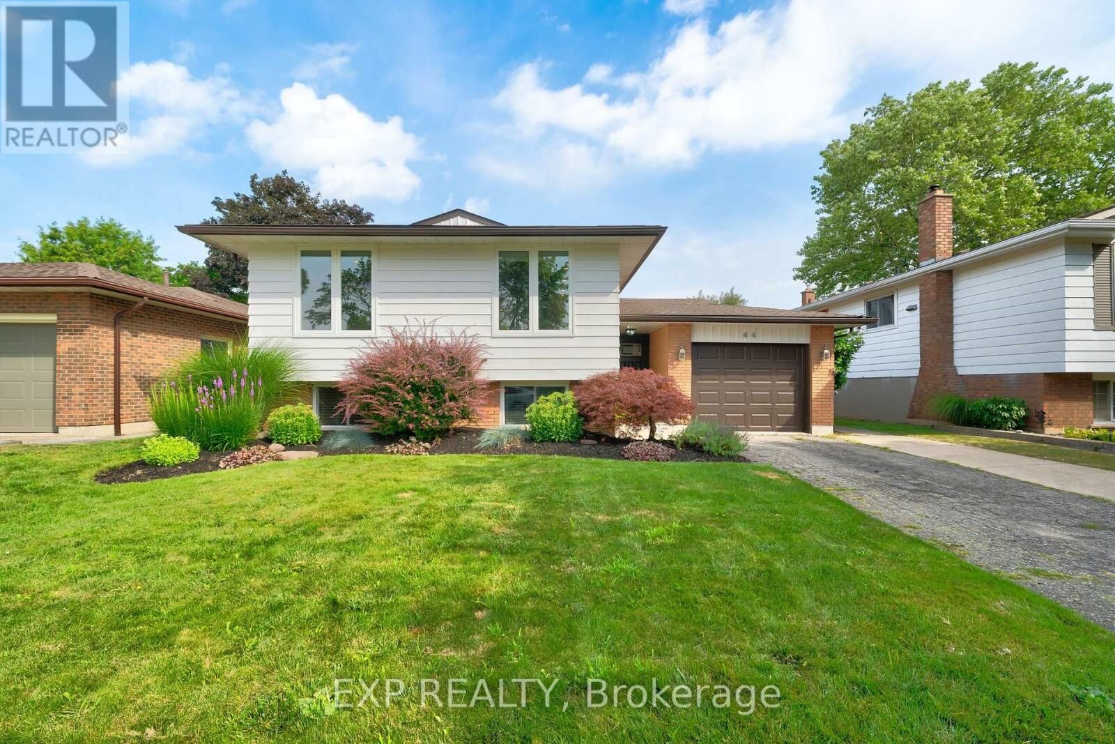 Property Photo: 44 Royal Orchard Crescent ON L2N 4E9